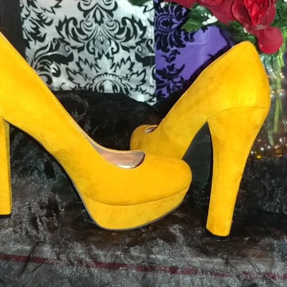 Mustard colored heels - Picture 7 of 7